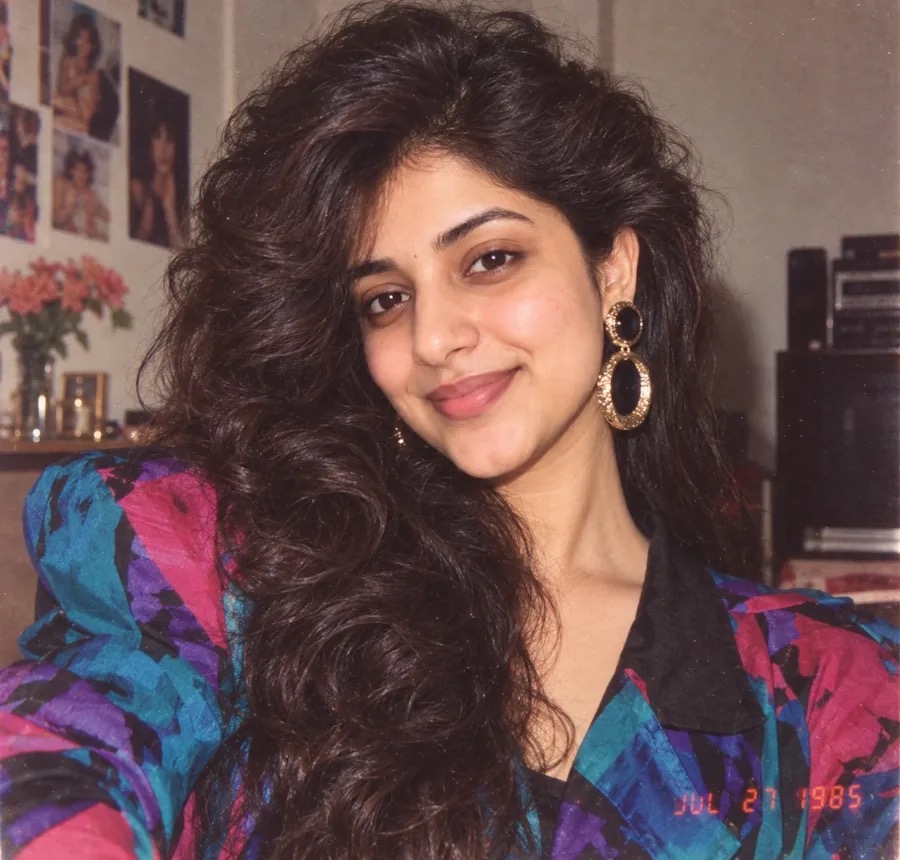 1980s photo prompt example: an AI-generated portrait restyled as a 1985 snapshot with flash, grain and a date stamp